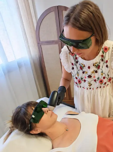 Séance d'épilation laser du visage au cabinet Maison Melina, dans le Var